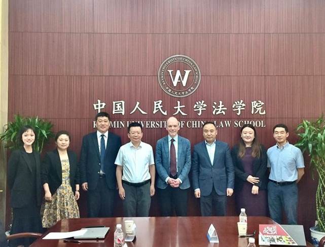 一群人站在臺(tái)上
描述已自動(dòng)生成