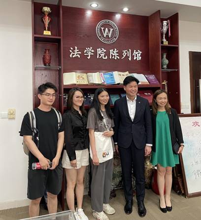 說(shuō)明: 與學(xué)生參觀交流